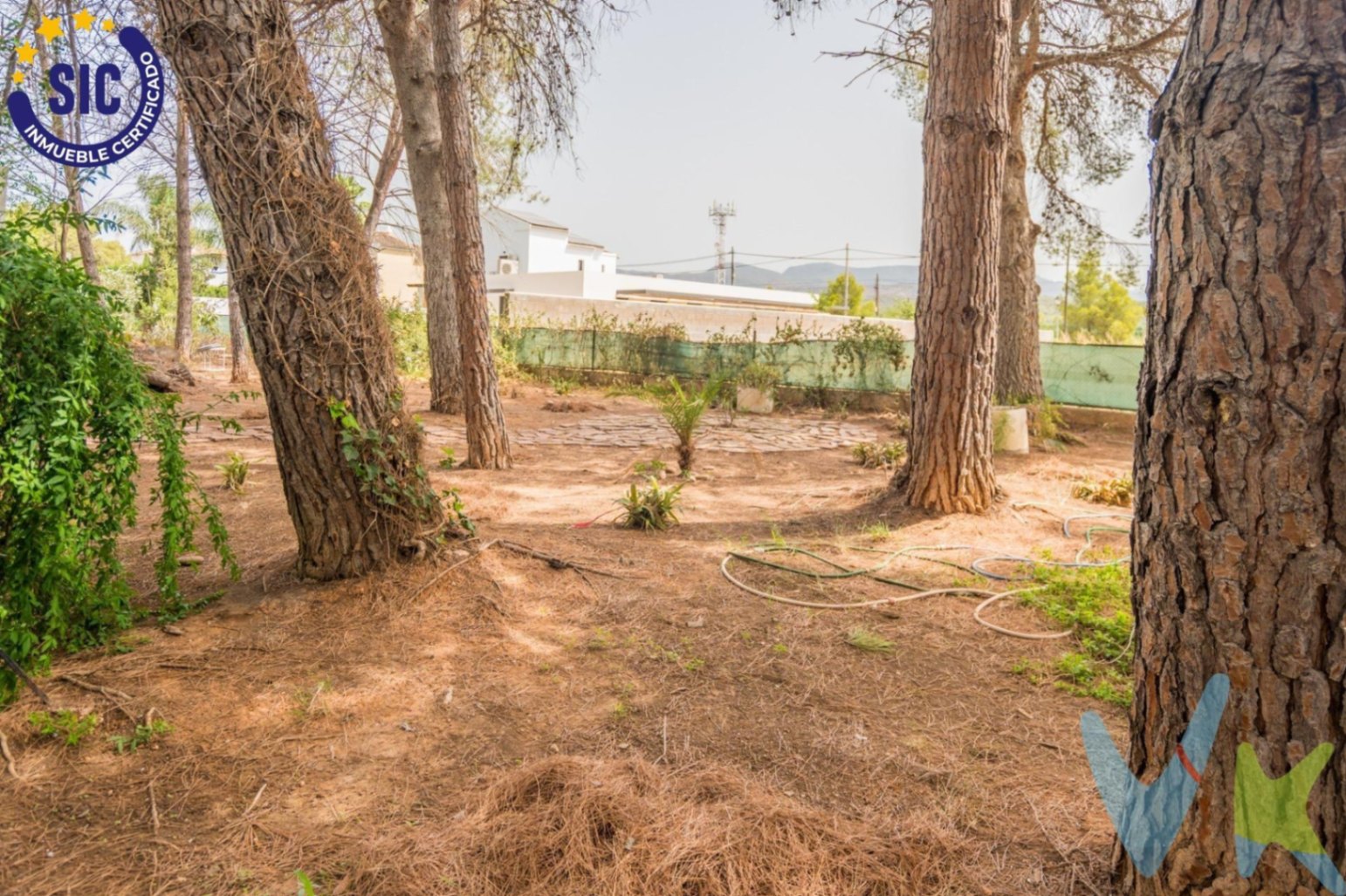 Chalet en venta con piscina y jardín en Serra, Valencia.