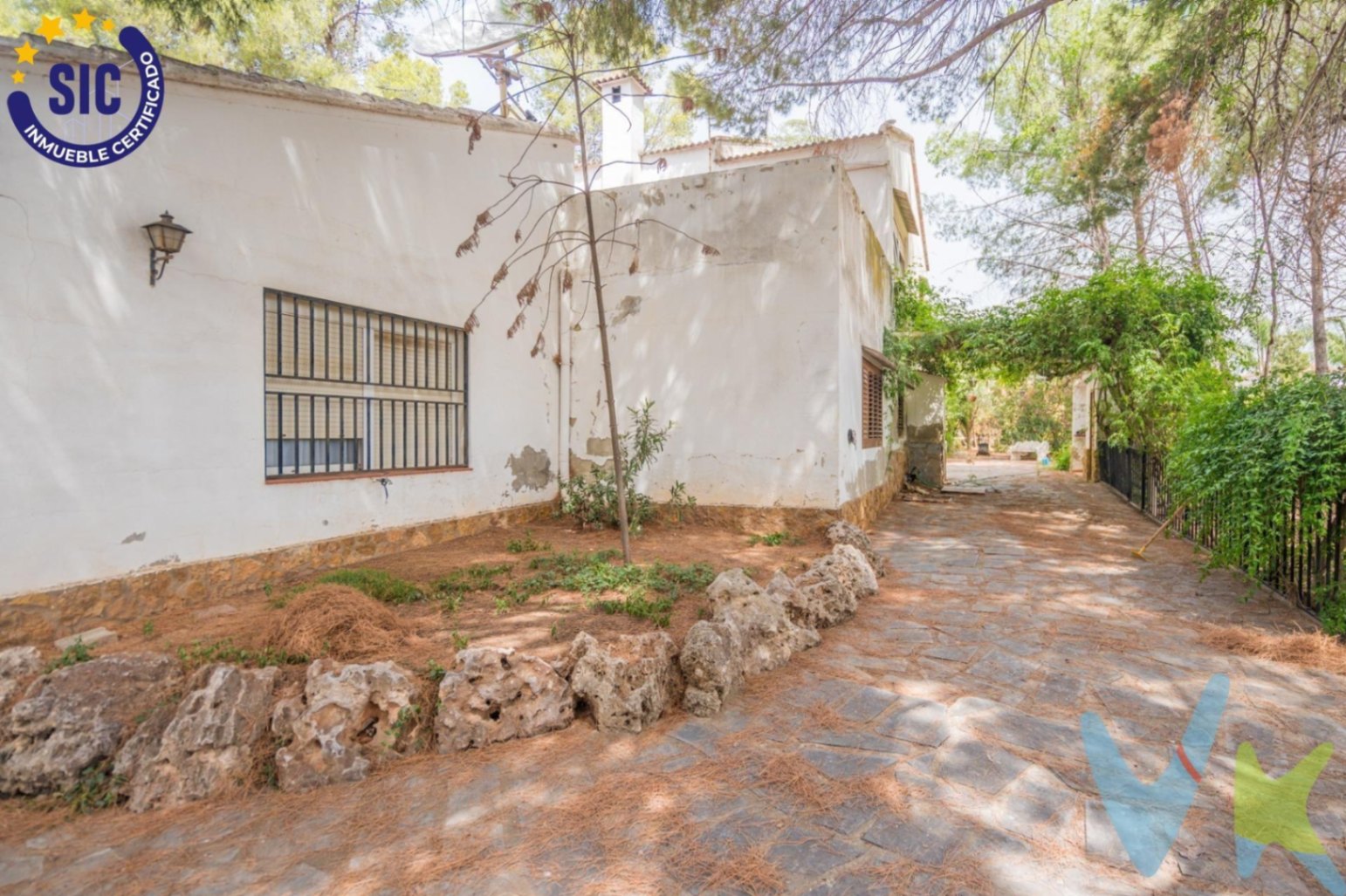 Chalet en venta con piscina y jardín en Serra, Valencia.