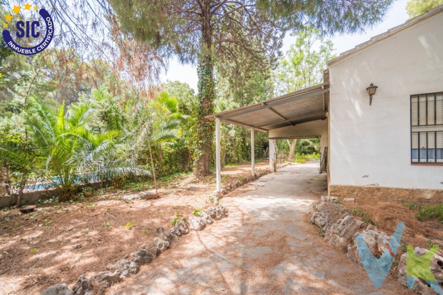Chalet en venta con piscina y jardín en Serra, Valencia.