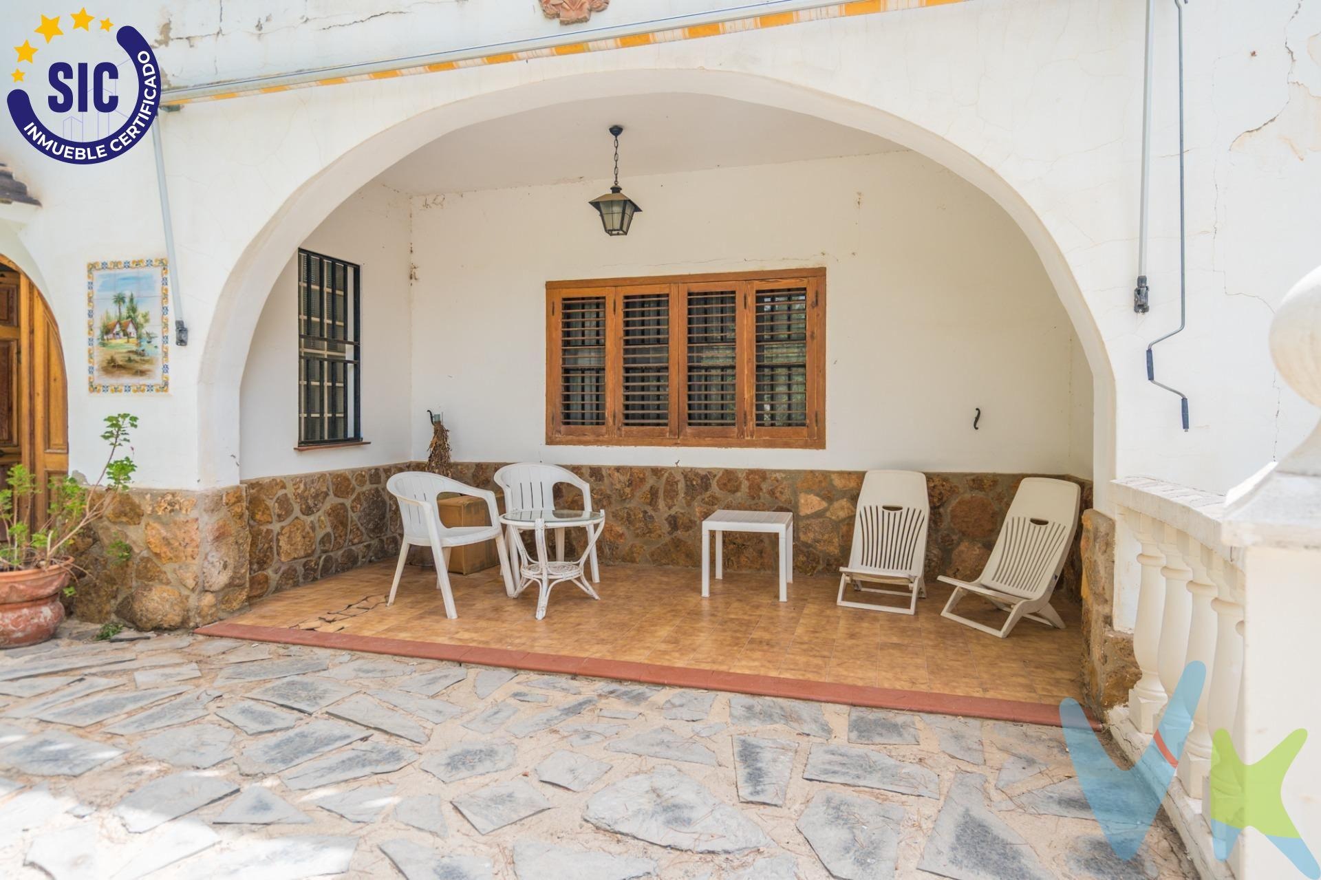 Chalet en venta con piscina y jardín en Serra, Valencia.