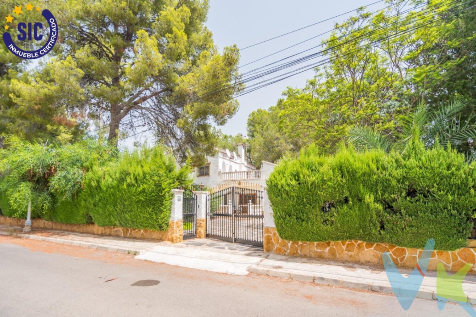 Chalet en venta con piscina y jardín en Serra, Valencia.