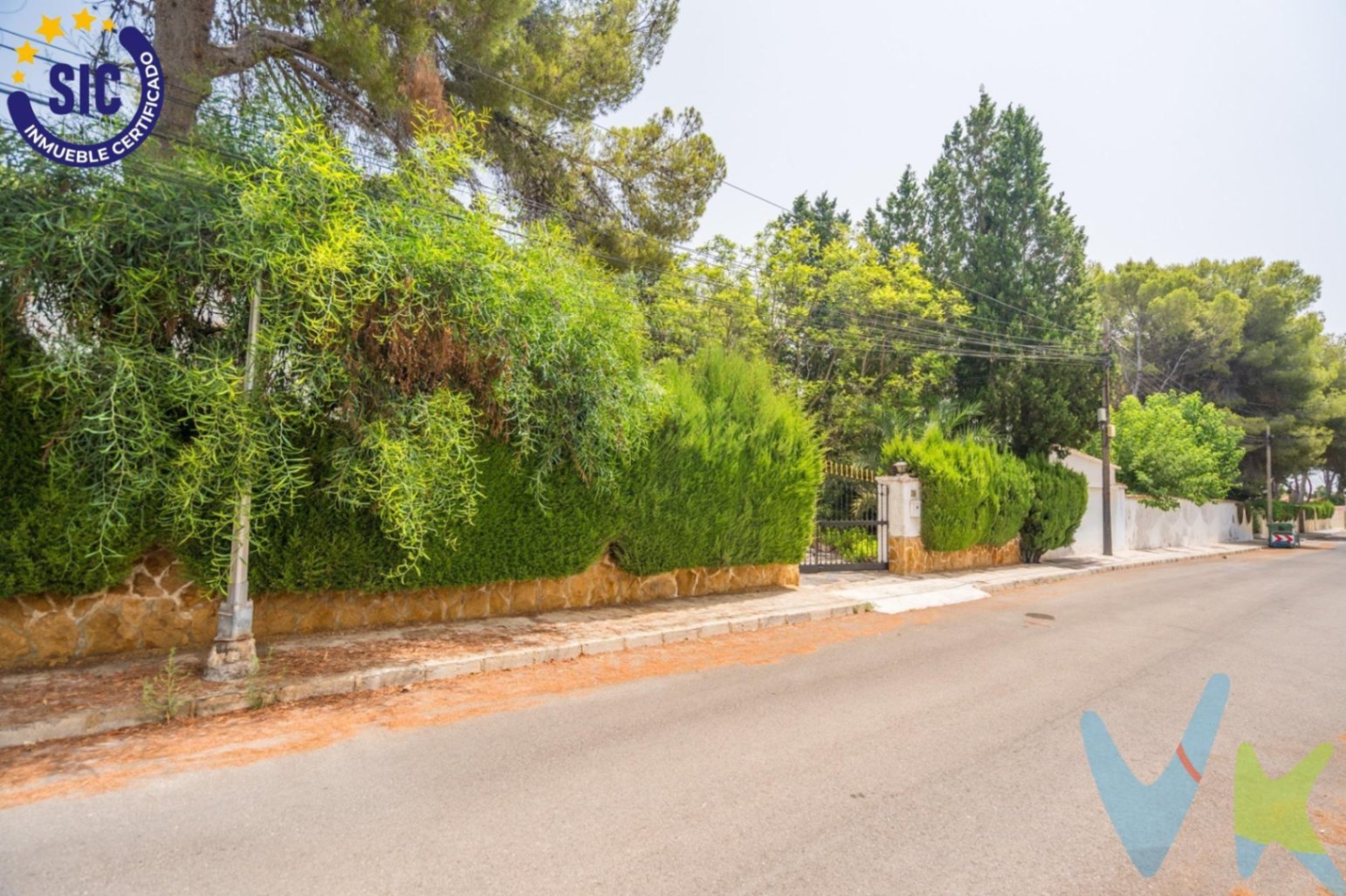 Chalet en venta con piscina y jardín en Serra, Valencia.