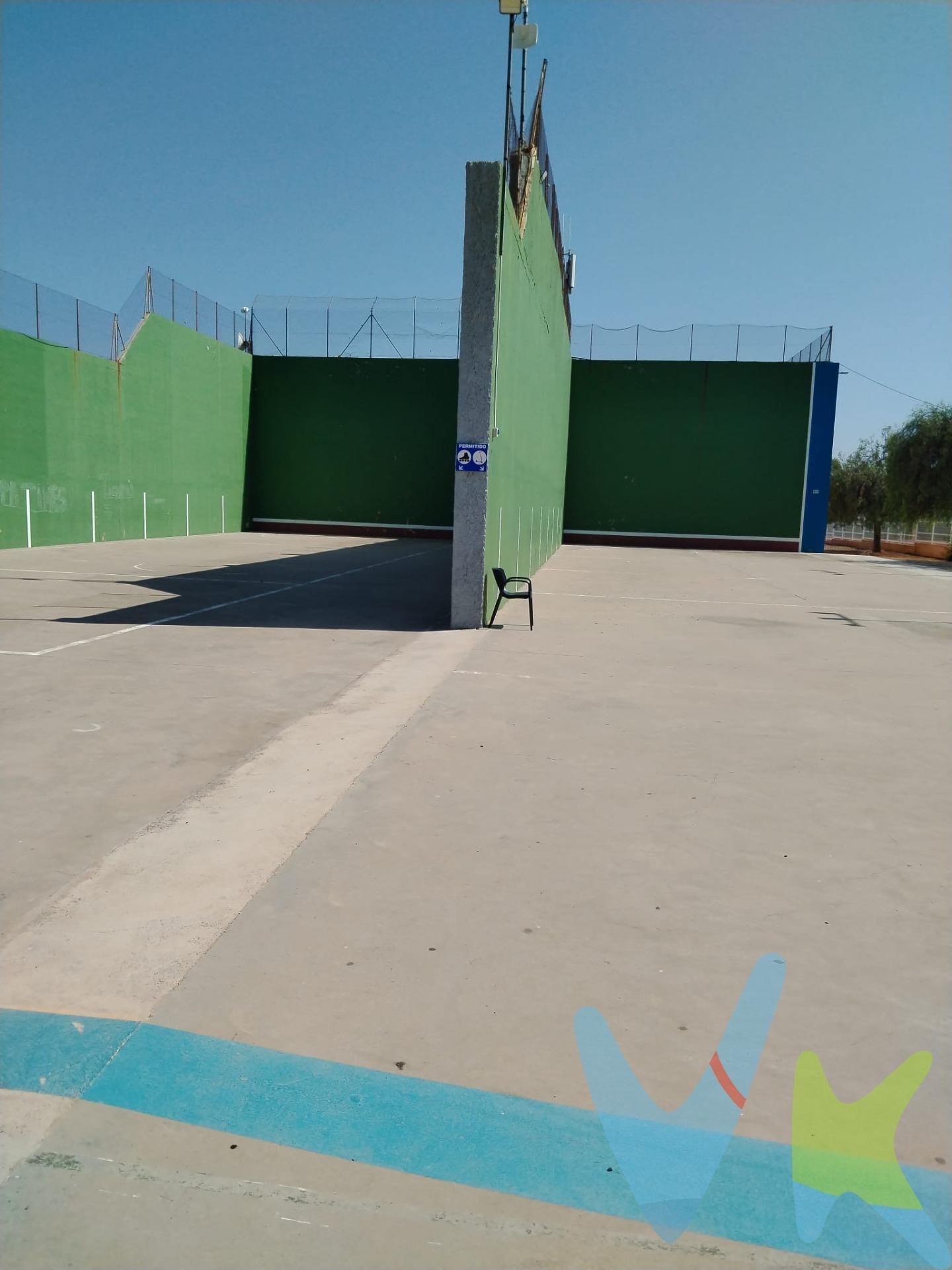 Chalet en venta con piscina y jardín en Serra, Valencia.