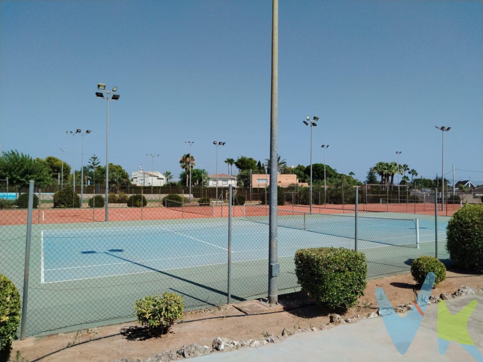 Chalet en venta con piscina y jardín en Serra, Valencia.