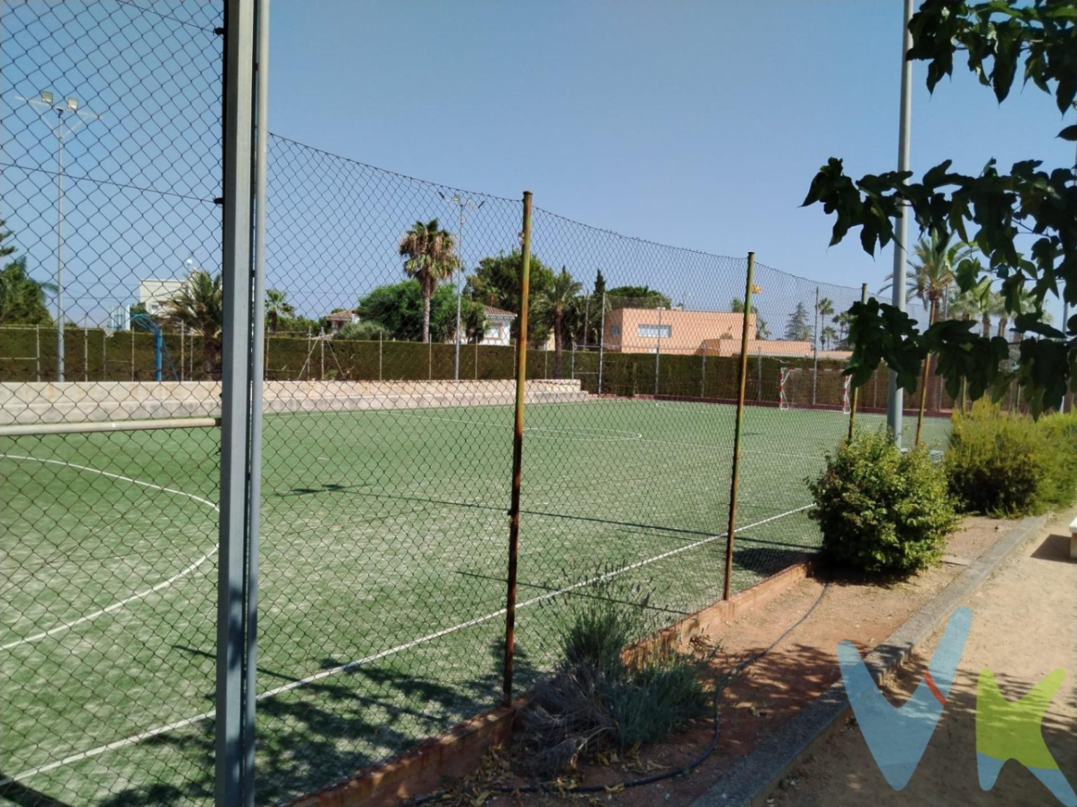 Chalet en venta con piscina y jardín en Serra, Valencia.