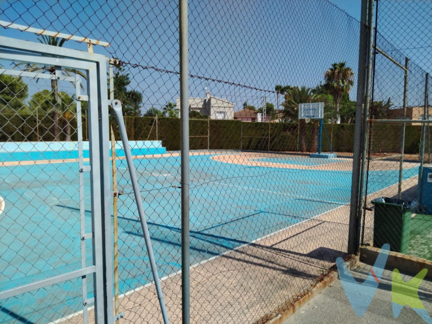 Chalet en venta con piscina y jardín en Serra, Valencia.
