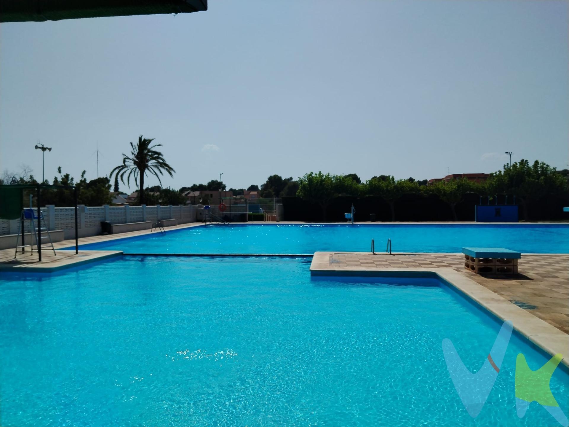 Chalet en venta con piscina y jardín en Serra, Valencia.