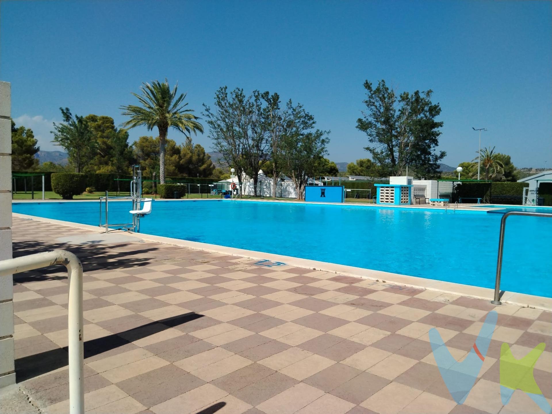 Chalet en venta con piscina y jardín en Serra, Valencia.
