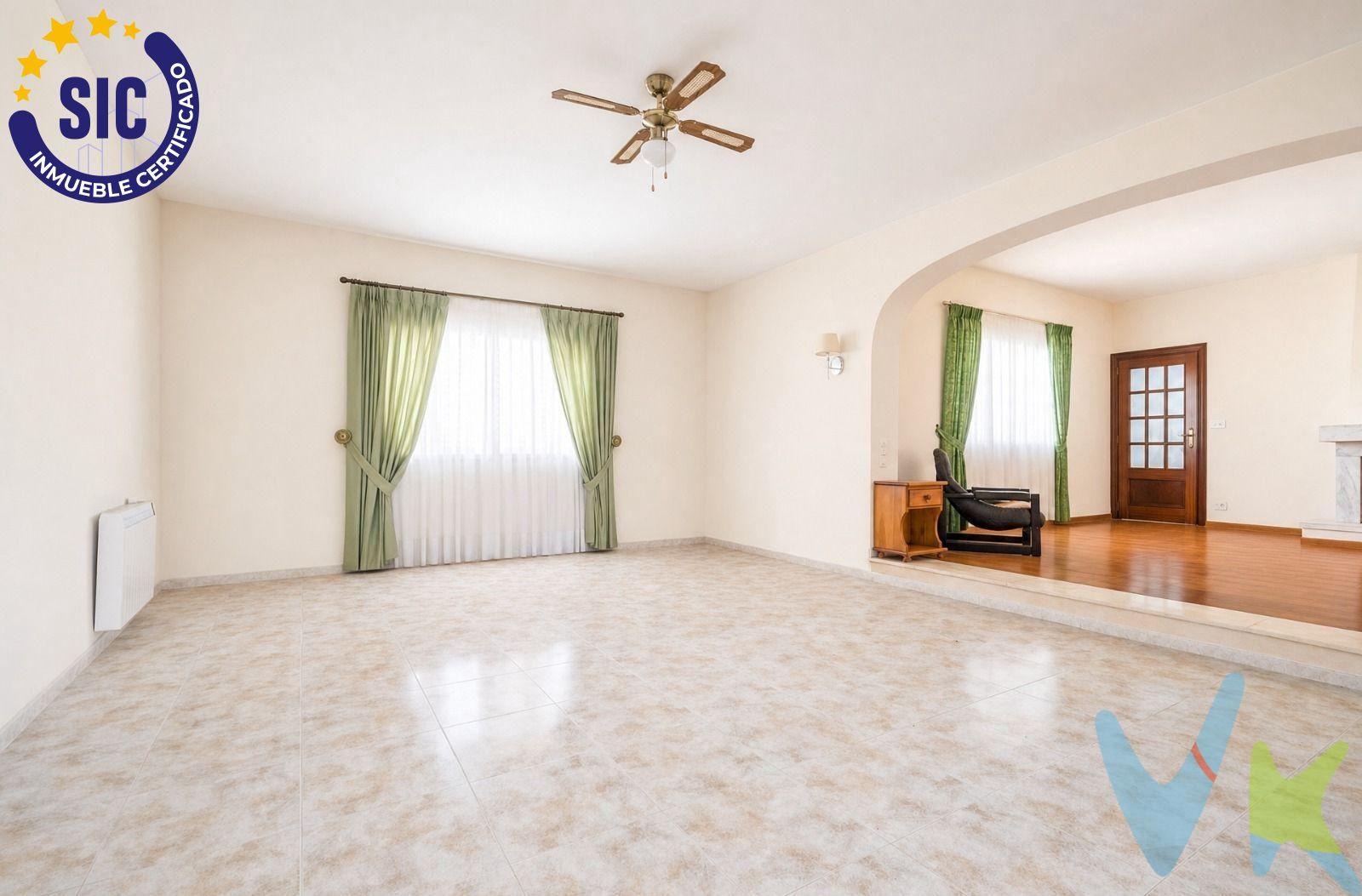 Chalet en venta con piscina y jardín en Serra, Valencia.