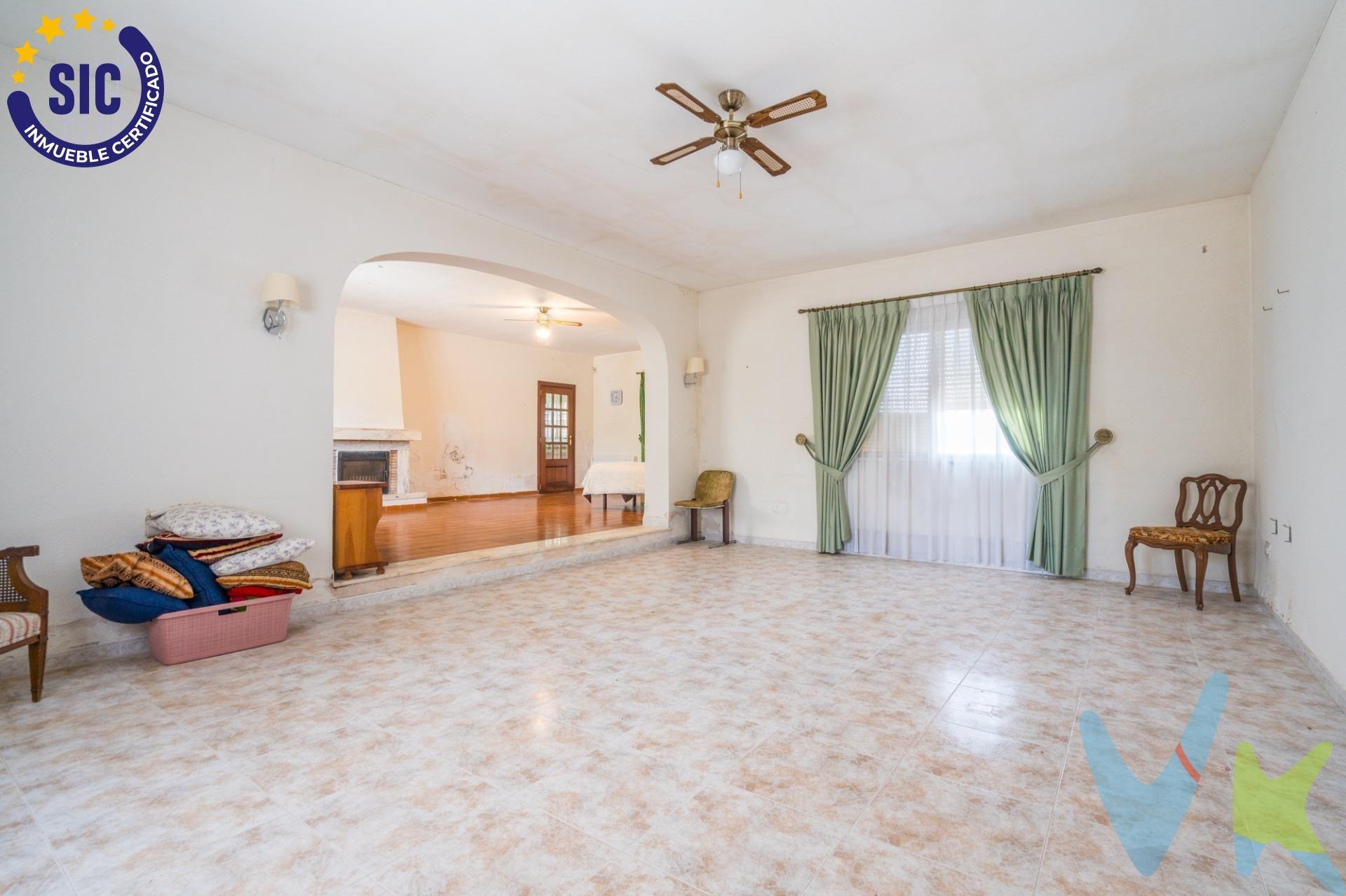 Chalet en venta con piscina y jardín en Serra, Valencia.