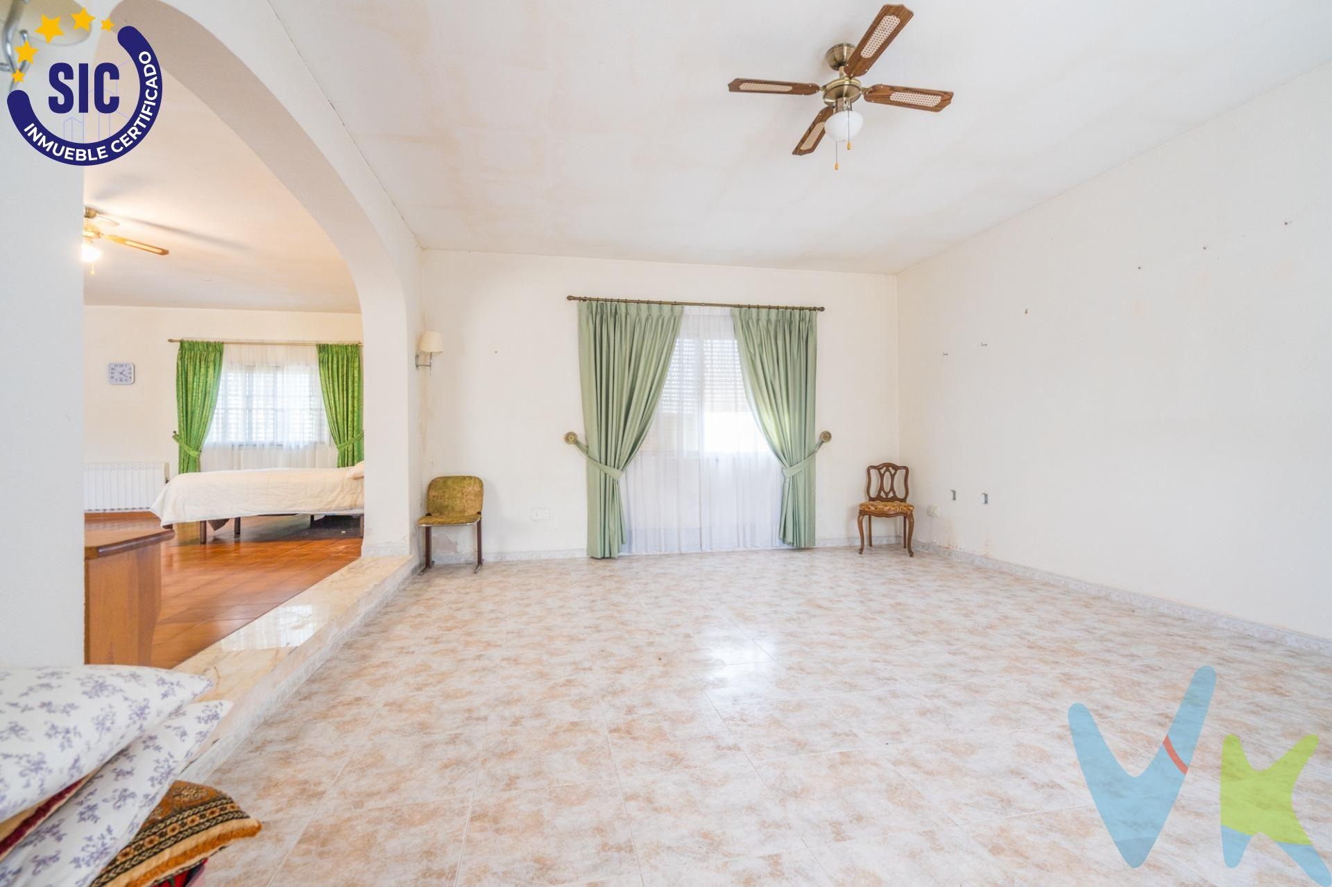 Chalet en venta con piscina y jardín en Serra, Valencia.