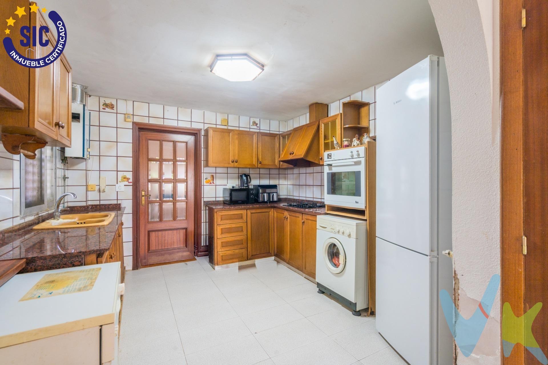 Chalet en venta con piscina y jardín en Serra, Valencia.