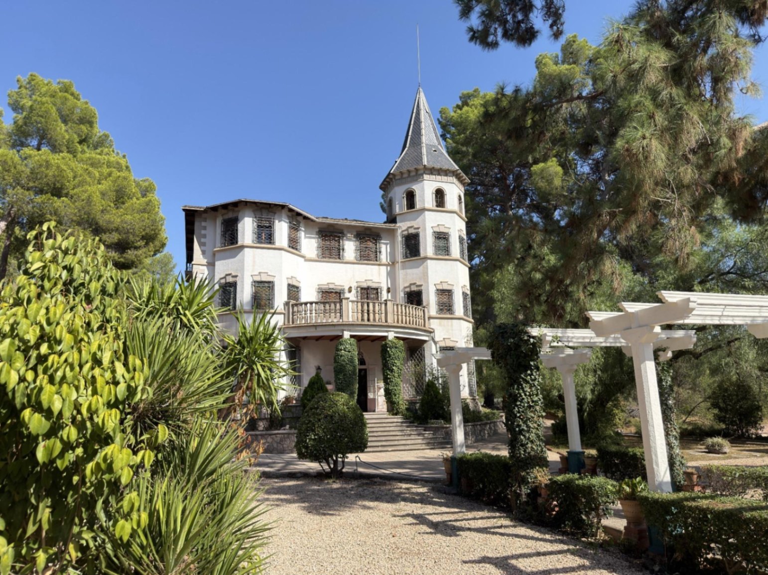 Chalet for sale in Náquera, 9 bedrooms and a pool.