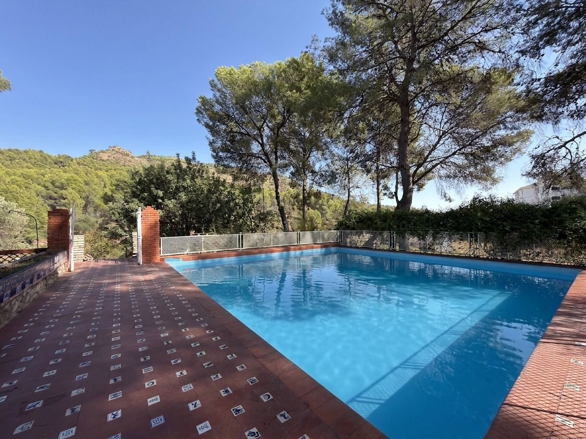 Chalet for sale in Náquera, 9 bedrooms and a pool.