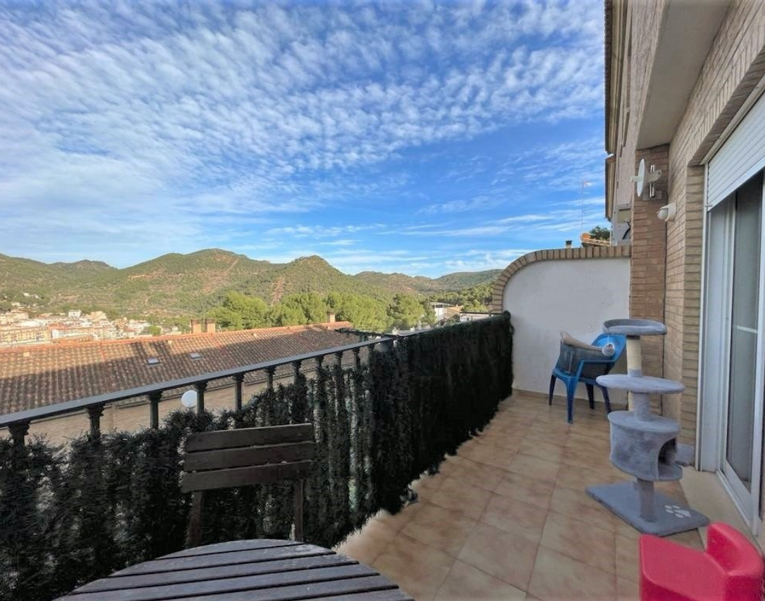 Sale of terraced house in Serra, Valencia with communal pool.