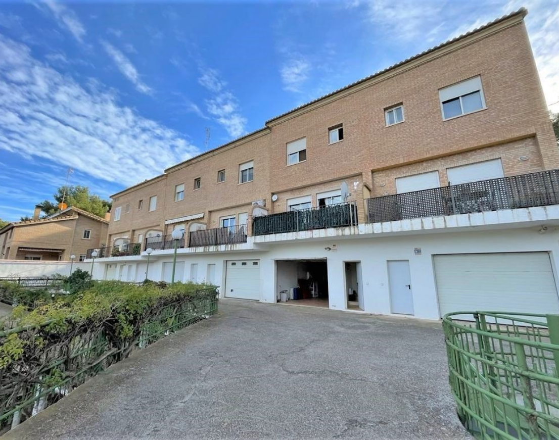 Sale of terraced house in Serra, Valencia with communal pool.
