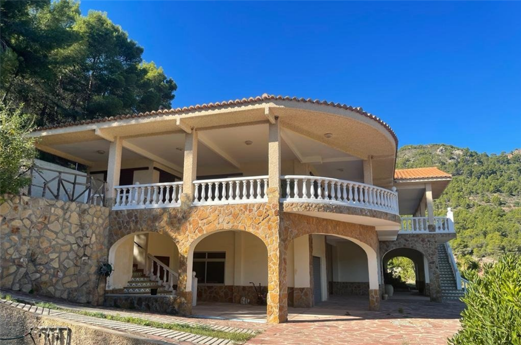 Sale of magnificent villa in Serra, Valencia.
