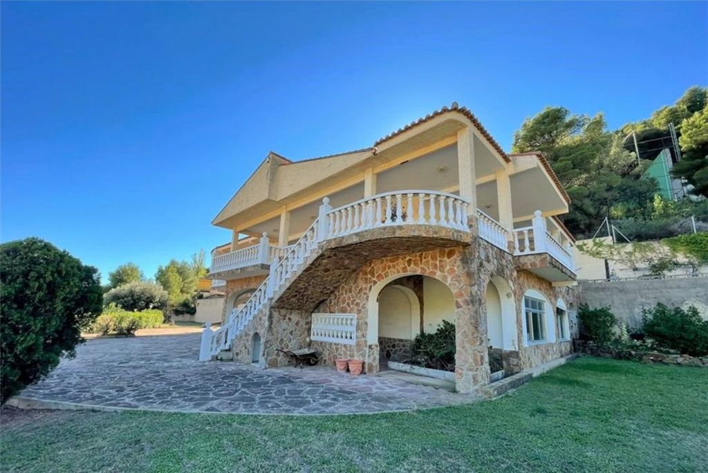 Sale of magnificent villa in Serra, Valencia.