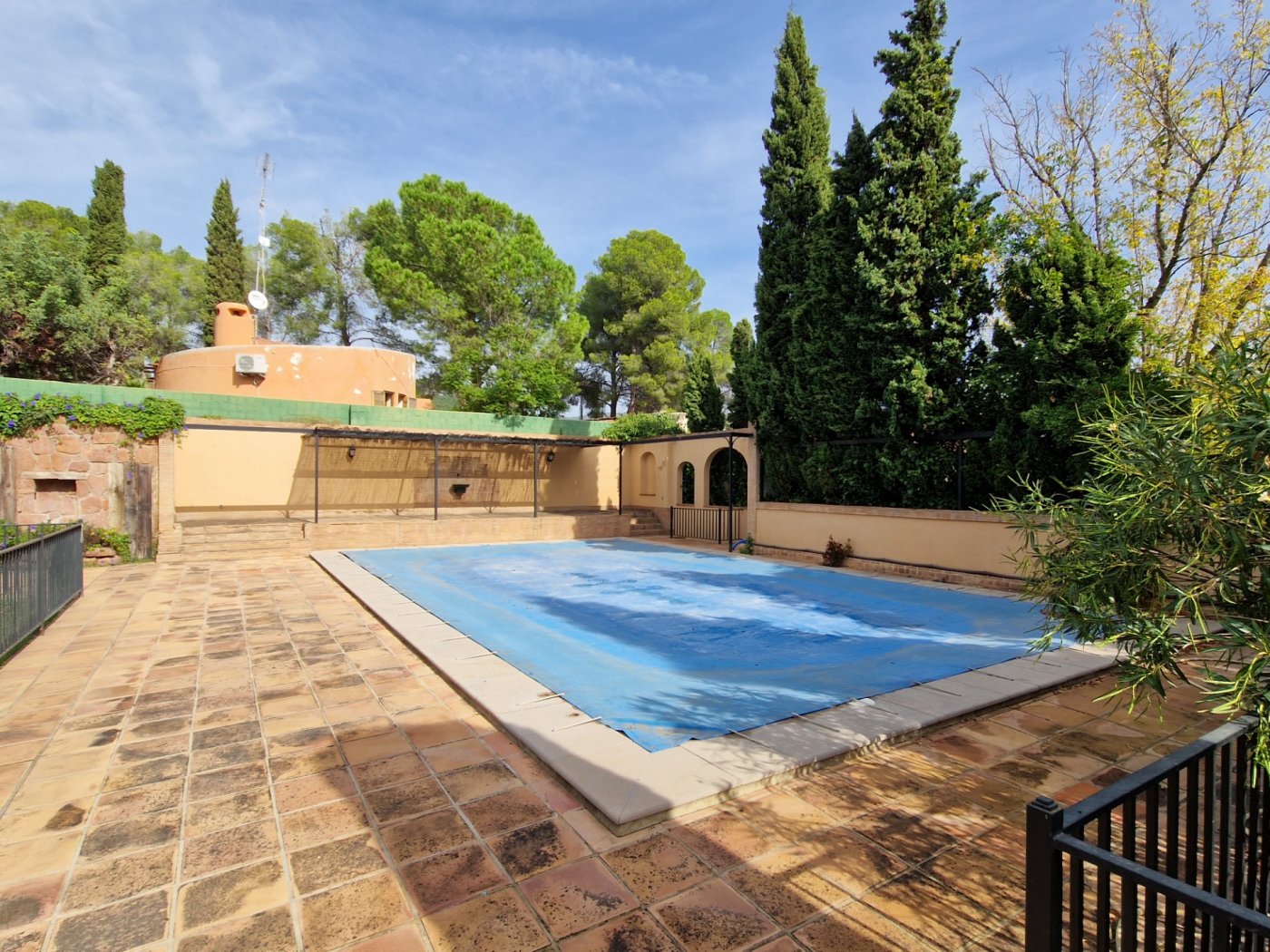 Villa for sale in Náquera, Valencia with large plot.